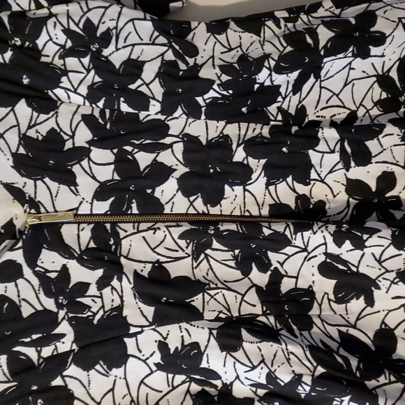 Calvin Klein Black & White Floral Print Boat Neck Sheath Dress - Sz 12 - Picture 3 of 6